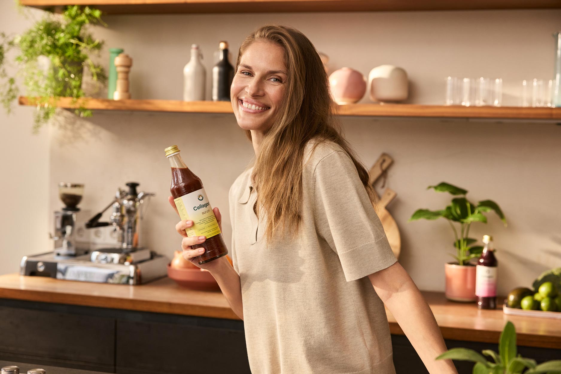 Frau genießt Cellagon Aurum Vitalstoffkonzentrat