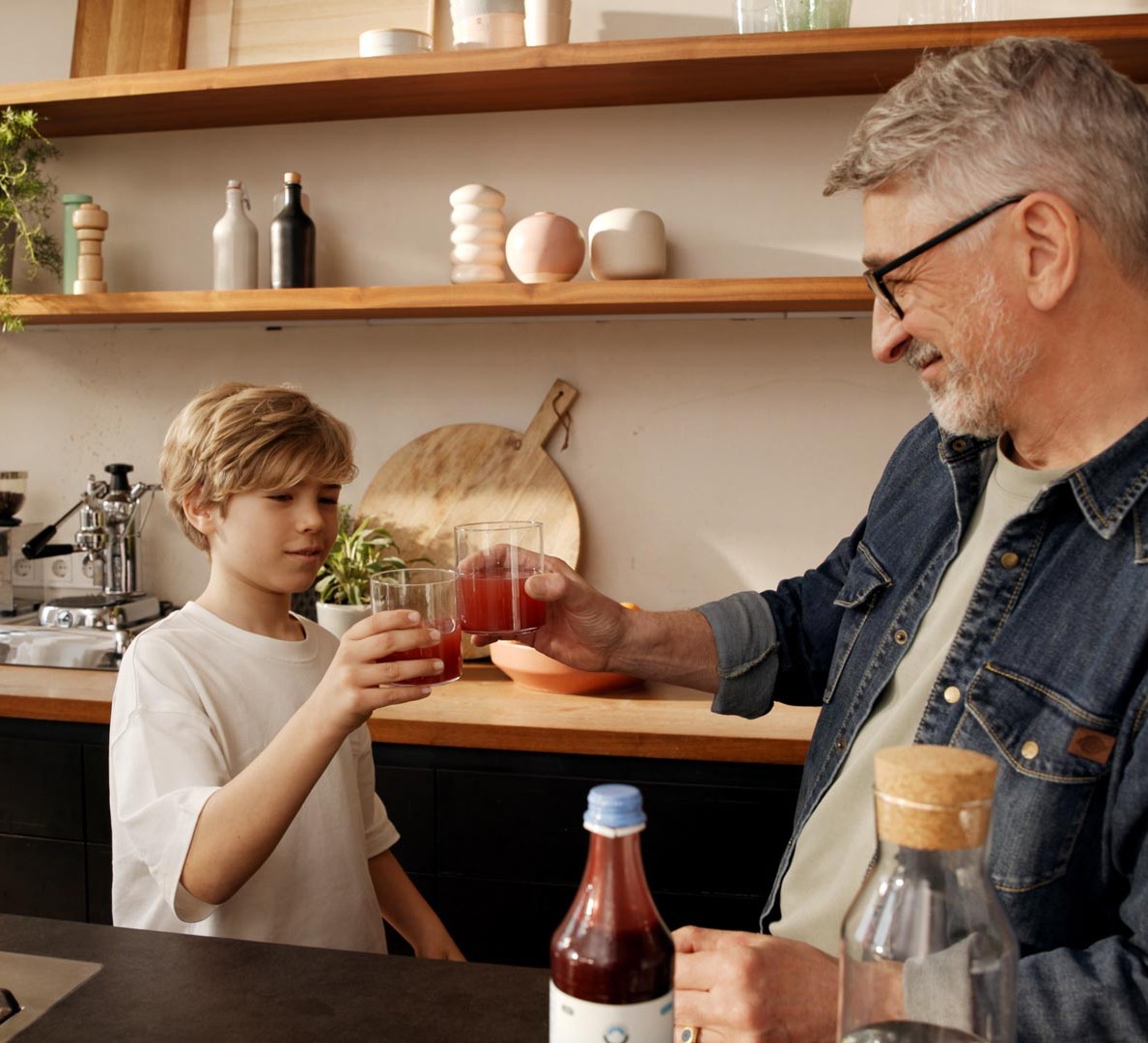 Vater und Sohn genießen Cellagon - Mikronährstoffe für die ganze Familie